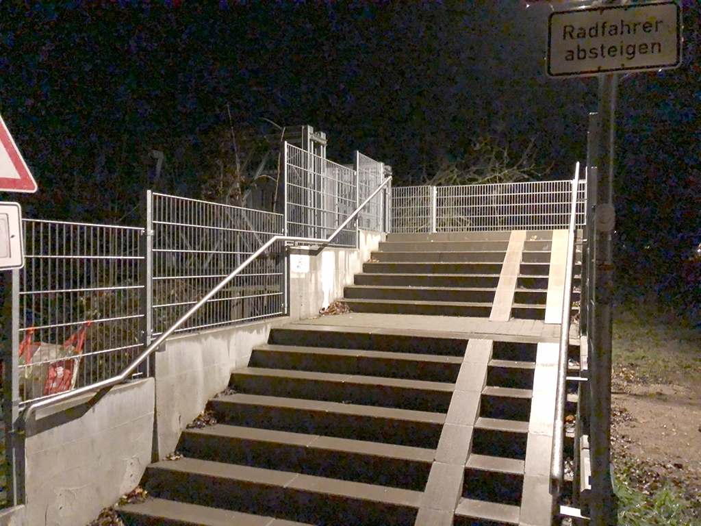 Auf Bitte des Ortsbeirates wurde jetzt eine Beleuchtung an den Treppen der Brücke Christinensteg installiert