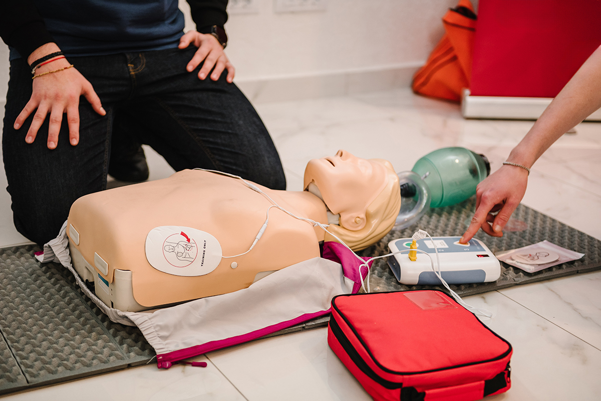 Kostenfreie Bürgerschulung für den sicheren Umgang mit einem AED bei Herznotfällen