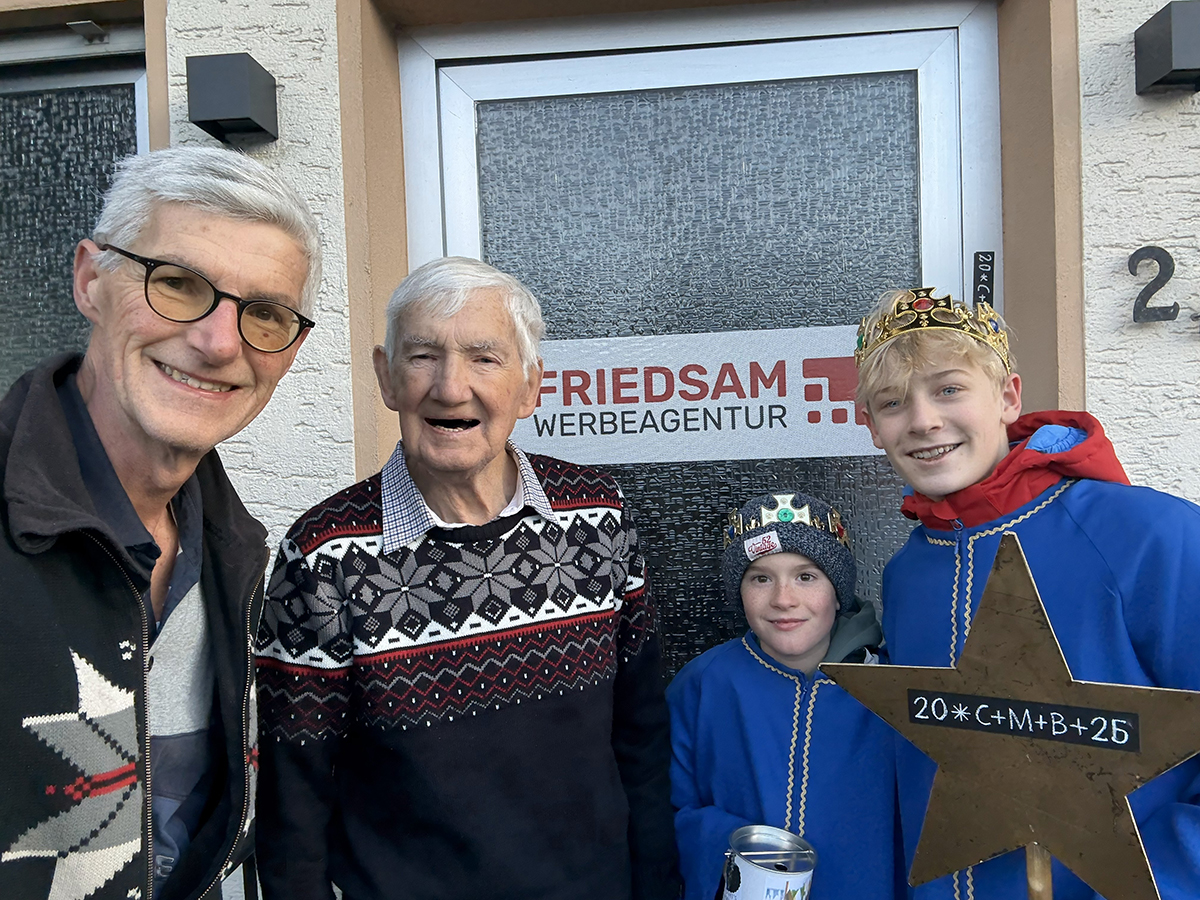 Sternsinger besuchen den Ortsvorsteher Reiner Friedsam