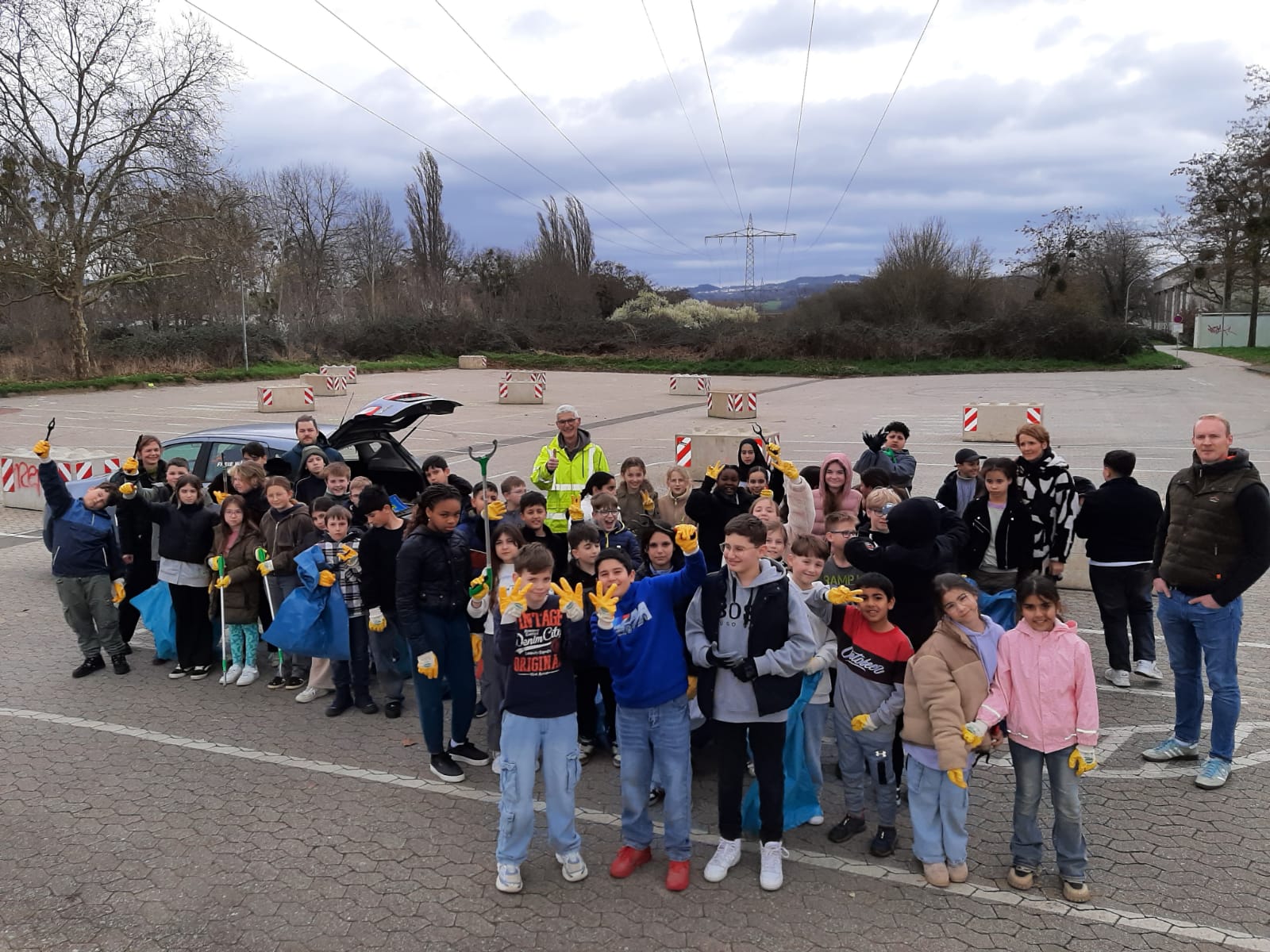 Auch in diesem Jahr haben die Regenbogenschule, die Barbarossaschule und die Janusz-Korczak-Förderschule gemeinsam mit der Bildungslandschaft (BILA) Sinzig am Aktionstag „Sauberes Sinzig“ teilgenommen.