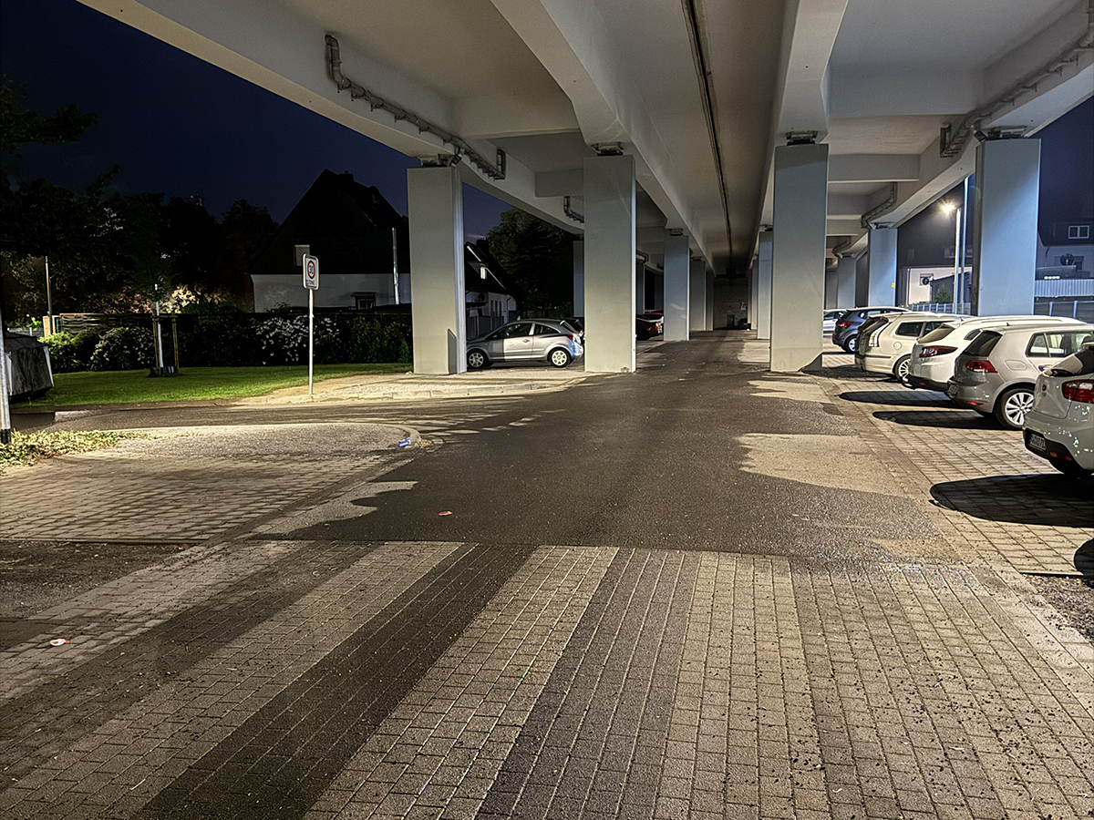 Die neue Beleuchtung unter der B9 Brücke sorgt für mehr Sicherheit und eine Verbesserung der Aufenthaltsqualität am Bahnhof