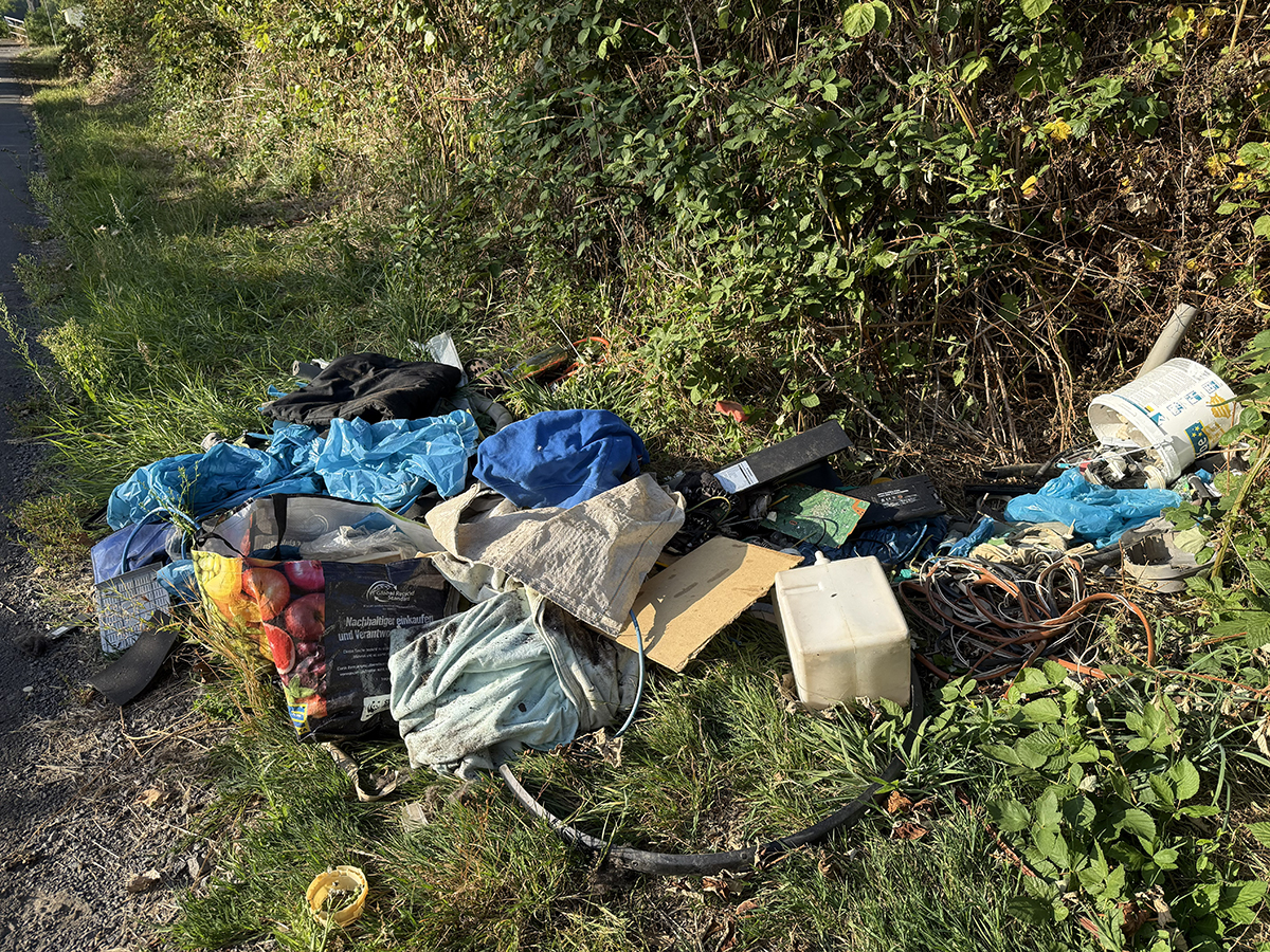 Illegal in der Natur entsorgetr Müll gefährdet die Umwelt und stellt eine Gefahr insbesondere für Kinder dar