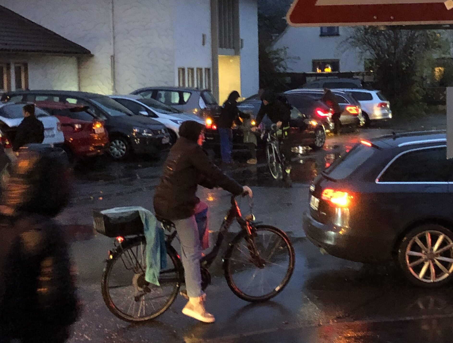 Sicherheit auf dem Schulweg durch funktionierende Beleuchung an Fahrräder sowie Einhaltung Mindestalter bei E-Scooter